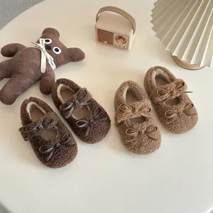 Süße braune flauschige Mary Jane Schuhe für Mädchen mit süßer doppelter Schleife.