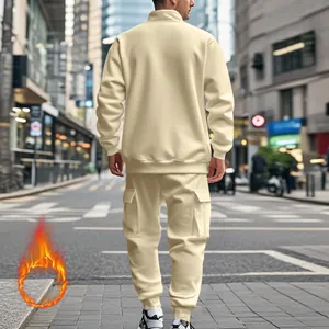 Vista trasera de un chándal beige para hombre con forro polar y pantalones cargo en la ciudad