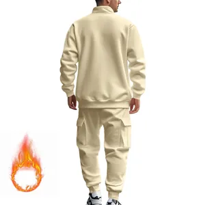 Vista trasera de chándal beige para hombre con forro polar y pantalón cargo