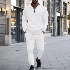 Vista completa de un chándal de jacquard blanco para hombre en un entorno urbano