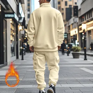 Vista trasera de hombre en chándal de forro polar crema con pantalones cargo jogger