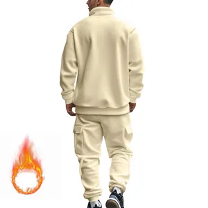 Vista trasera de un conjunto de chándal deportivo beige con forro polar para hombre