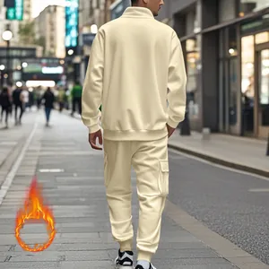 Vista trasera de un chándal de forro polar beige para hombre con bolsillos tipo cargo
