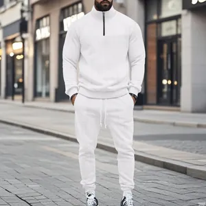 Vista completa de chándal de jacquard blanco para hombre con sudadera y pantalones
