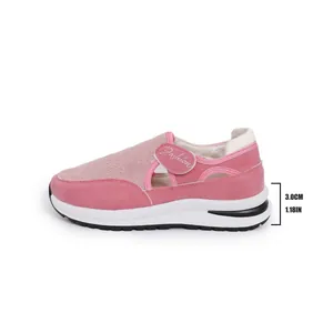 Mocassins roses en maille respirante pour femmes avec plateforme de 3 cm et velcro.