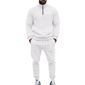 Vista detallada del chándal de hombre blanco con textura jacquard y media cremallera.