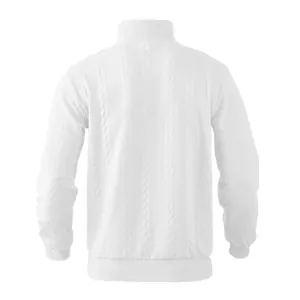 Vista trasera de una sudadera de punto blanca para hombre con un patrón jacquard trenzado