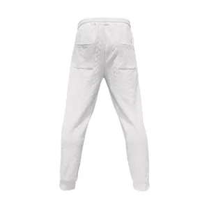 Vista trasera de joggers blancos para hombre con patrón de jacquard trenzado y bolsillos