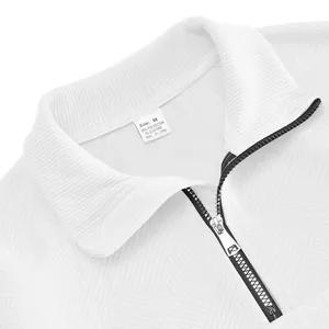 Primer plano del cuello de una sudadera jacquard blanca con cremallera y etiqueta