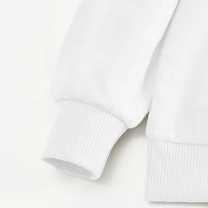 Primer plano de la textura jacquard blanca y el puño acanalado de una sudadera hombre