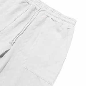 Primer plano de la textura del tejido jacquard blanco en pantalones de chándal urbanos