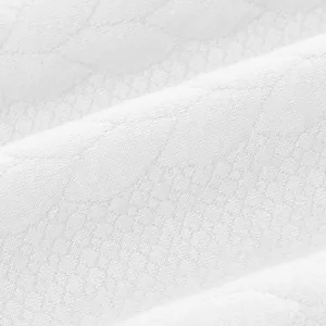 Detalle en primer plano de la textura de la tela jacquard blanca en la sudadera de hombre