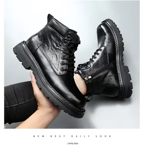 Vue détaillée des bottes Martin en cuir noir avec fermeture éclair et semelle crantée