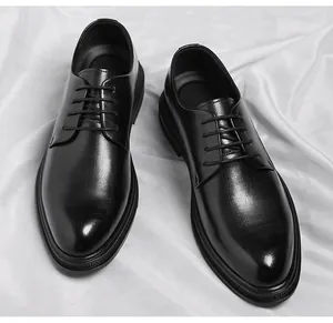 Scarpe Derby da uomo nere a punta con finitura in pelle testurizzata elegante