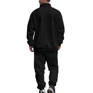 Vista trasera de un conjunto de chándal negro para hombre con diseño jacquard urbano