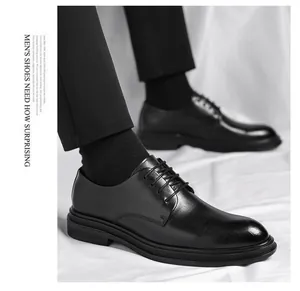 Vista dettagliata di eleganti scarpe Derby in pelle nera con pantaloni da abito.