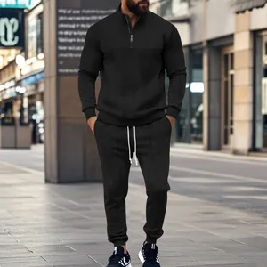 Detalle de chándal negro de punto trenzado para hombre con top de media cremallera