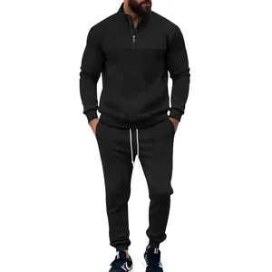 Vista detallada del chándal negro para hombre con patrón de jacquard y cremallera