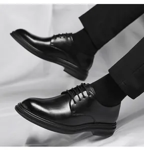 Dettaglio scarpe eleganti da uomo in pelle nera stile inglese per matrimoni