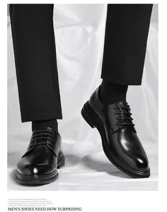 Primo piano di eleganti scarpe Derby in pelle nera da uomo per abbigliamento formale