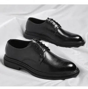 Vista dettagliata di eleganti scarpe stringate da uomo in pelle nera su tessuto drappeggiato