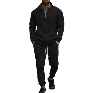 Detalle del chándal negro texturizado para hombre con sudadera de media cremallera y pantalón