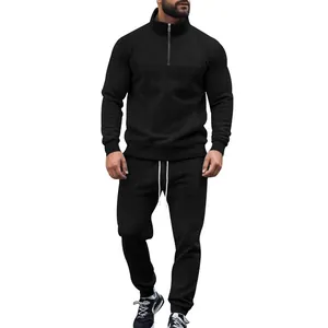 Vista detallada del chándal jacquard negro de dos piezas para hombre con media cremallera