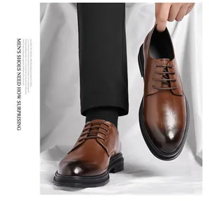 Vista dettagliata di scarpe da lavoro in pelle marrone da uomo con punta sfumata