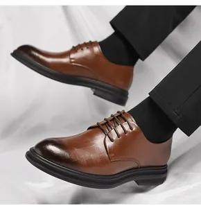 Vista dettagliata di scarpe Derby marroni da uomo con punta lucida e lacci eleganti