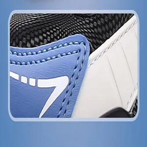 Gros plan sur les matériaux et coutures de qualité supérieure des chaussures d'hiver enfant.