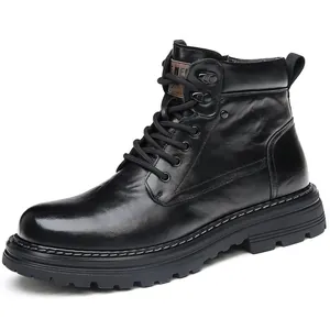 Bottines Martin en cuir de vachette noir avec semelle épaisse et design à lacets