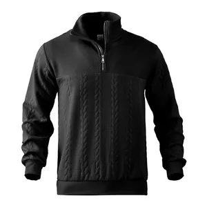 Primer plano de sudadera negra para hombre con cremallera corta y textura de trenzas