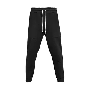 Vista detallada de pantalones jogger negros para hombre con textura jacquard