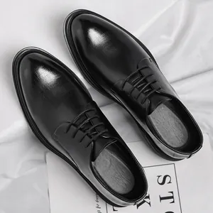 Scarpe classiche da uomo nere a punta con finitura in pelle testurizzata elegante