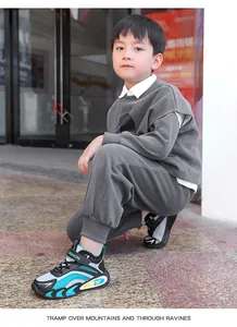 Gros plan de baskets d'hiver pour garçons avec doublure chaude et accents élégants en bleu.