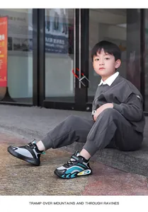 Enfant portant des baskets d'hiver chaudes et épaisses pour garçons dehors.