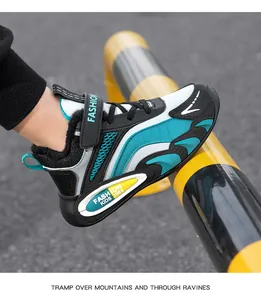 Détail de chaussures de course d'hiver pour garçons avec doublure en polaire épaisse