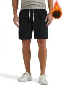 Detailansicht des warmen Korallenfleece-Futters bei übergroßen schwarzen Herren-Sportshorts