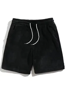 Close-up van zwarte koraalvlies herenshort met zachte pluche textuur en witte trekkoorden.