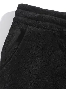 Macro-opname van hoogwaardige zwarte koraalvliesstof op de taille van een casual short