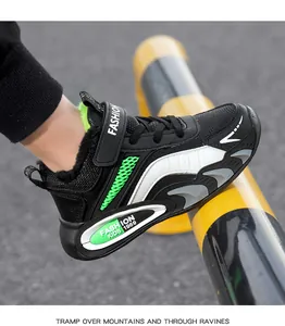 Détail de chaussures de sport chaudes pour garçons avec doublure en fausse fourrure