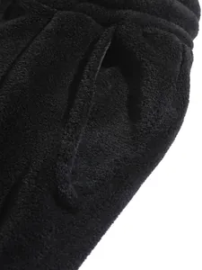 Makrodetail aus schwarzem Korallenvlies und Seitentasche an Herren-Sportshorts