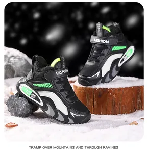 Gros plan de chaussures de sport chaudes et fourrées pour garçons sur la neige en hiver