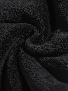 Macroweergave van zachte zwarte koraalfleece textuur voor winterhoodieset heren.