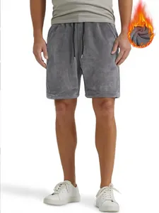 Detail der grauen Herren-Korallenfleece-Shorts mit Thermofutter und weicher Textur