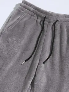 Detailansicht der grauen Coral-Fleece-Shorts mit Fokus auf die weiche Stoffstruktur