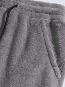 Nahaufnahme des grauen Korallenvlies-Stoffes bei Herren-Sport-Shorts