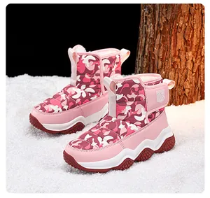 Detail van roze camouflage sneeuwlaarzen voor kinderen met warme pluche voering