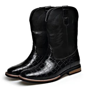 Stivali da cowboy neri da uomo con trama a coccodrillo goffrata e cuciture decorative.