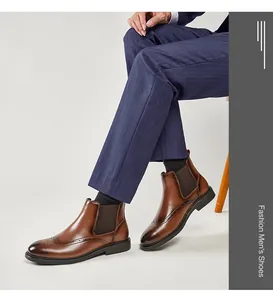 Vue détaillée de bottines Chelsea élégantes en cuir marron avec accents richelieu sur modèle